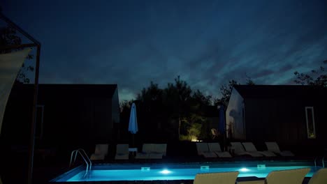 Piscina-Con-Tumbonas-Fuera-De-La-Ciudad.-Descanso-En-La-Casa-De-Campo.