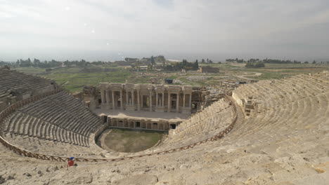 Erkundung-Des-Amphitheaters-Von-Hierapolis-In-Pamukkale,-Türkei