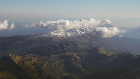Paisaje-Aéreo-De-Montaña-Con-Nubes