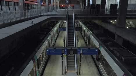 Leere-U-Bahnstation-Und-Fahrende-Rolltreppe-In-Paris,-Frankreich