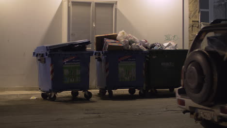 Contenedores-De-Basura-Llenos-En-La-Calle-Por-La-Noche