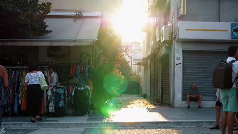 Straße-Mit-Menschen-Und-Verkäufern,-Die-Kleidung-Verkaufen,-Blick-Auf-Den-Strahlenden-Sonnenschein-In-Griechenland