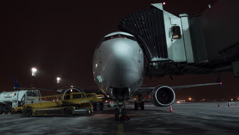 Timelapse-of-luggage-loading-and-boarding-plane-of-FlyDubai-at-winter-night