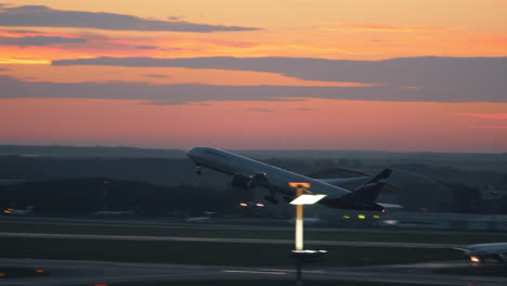 Avión-Despegando-De-La-Pista-Y-Volando-En-El-Cielo-Nocturno-Rusia