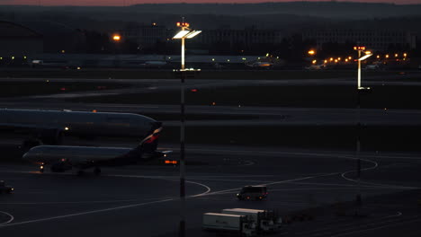 Airplane-traffic-in-the-airport-area-at-night-Moscow