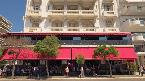 Straße-Mit-Gehenden-Menschen-Und-Straßencafé-In-Thessaloniki,-Griechenland