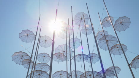 Strandpromenade-Von-Thessaloniki-Mit-Installation-Von-Sonnenschirmen,-Griechenland