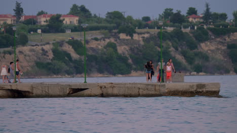 Gente-Teniendo-Paseo-Nocturno-En-El-Muelle-Grecia