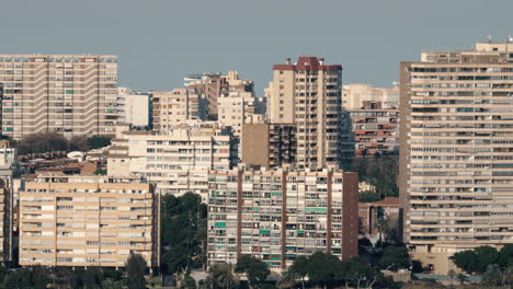 Stadtbild-Mit-Mehrstöckigen-Häusern-In-Alicante,-Spanien