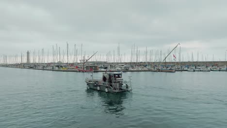 Luftmotorboot-Navigiert-Durch-Den-Stadthafen-Von-Sète,-Frankreich,-Wissenschaftler-Auf-Forschungsexpedition