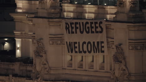 Willkommensbanner-Für-Flüchtlinge-Auf-Dem-Kybele-Palast-In-Madrid,-Spanien