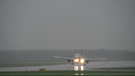 Aeroflot-Flugzeug-Landet-An-Einem-Regnerischen-Tag-Am-Flughafen