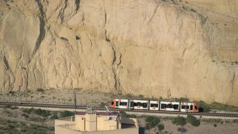 Straßenbahn-Und-Berg-In-Alicante,-Spanien