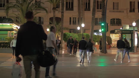 Straße-Am-Abend-Alicante-Spanien-Menschen-überqueren-Die-Straße