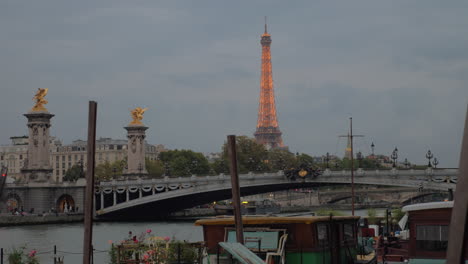 Abendliches-Stadtbild-Von-Paris-Mit-Pont-Alexandre-III-Und-Eiffelturm