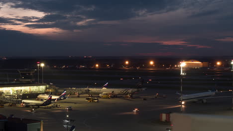 Zeitraffer-Des-Geschäftigen-Terminals-D-Am-Flughafen-Scheremetjewo-Bei-Nacht,-Moskau,-Russland