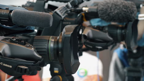 Row-of-TV-broadcasting-cameras