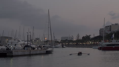 Kai-Mit-Yachten-In-Der-Abendstadt-Spanien