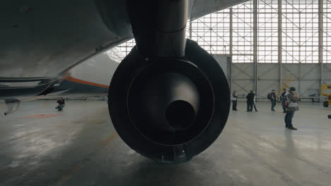 Vista-Posterior-De-La-Turbina-A-Reacción-En-El-Hangar-De-Reparación.