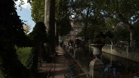 Zeitrafferaufnahme-Eines-Spaziergangs-Im-Pariser-Wahrzeichen-Der-Luxemburger-Gärten
