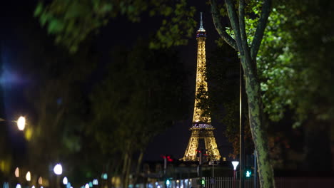 Blick-Auf-Paris-Mit-Eiffelturm-Und-Blinkenden-Ampeln-Bei-Nacht,-Frankreich