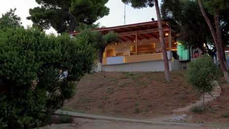 Terraza-De-Un-Café-En-La-Playa-De-Trikorfo-Grecia