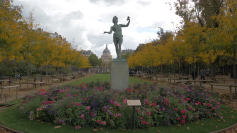 La-Estatua-Del-Actor-Griego-En-El-Jardín-De-Luxemburgo-De-París.