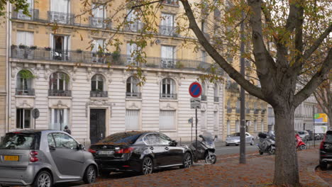 Blick-Auf-Die-Pariser-Straße-Im-Herbst-In-Frankreich