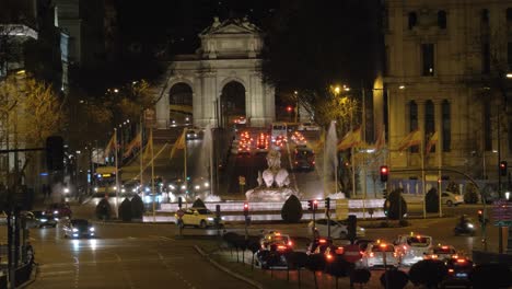 Verkehr-Auf-Der-Plaza-De-Cibeles-Und-Der-Alcala-Straße-Bei-Nacht-In-Madrid,-Spanien