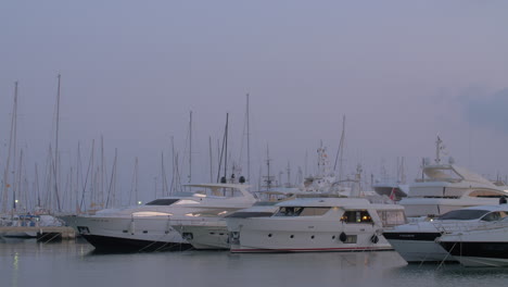 Yates-Amarrados-En-El-Puerto-De-Alicante,-España.