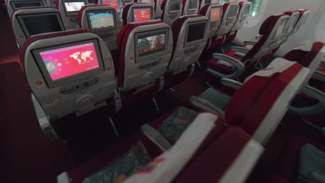 Leere-Kabine-Von-Hainan-Airlines-Flugzeugsitzen-Und-Funktionierenden-Monitoren