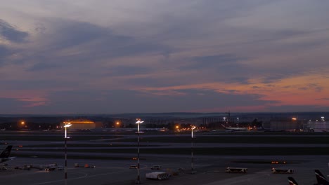 Abendansicht-Von-Flugzeugen-Am-Terminal-D-Des-Moskauer-Flughafens-Scheremetjewo