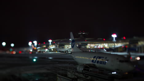 Timelapse-Del-Tráfico-De-Vehículos-En-El-Aeropuerto-De-Vnukovo-En-Moscú-Por-La-Noche.