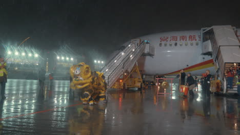 Chinese-dragon-performing-near-Hainan-Airlines-plane-at-Sheremetyevo-Airport