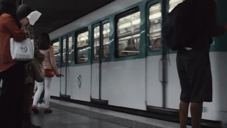 Viajar-En-Metro-En-París-Francia