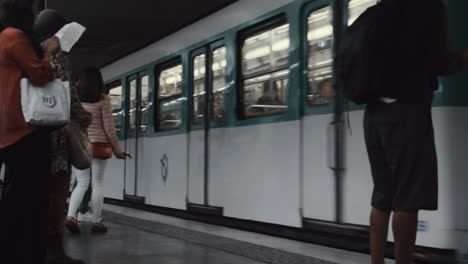 Commuting-by-subway-in-Paris-France