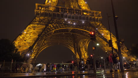 Bajo-La-Torre-Eiffel-Iluminada-Por-La-Noche