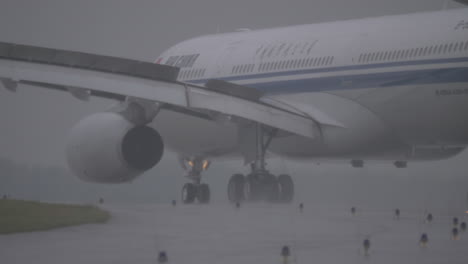 Flugzeug-Air-China-Airbus-A330-Rollt-Auf-Der-Landebahn-Im-Regen