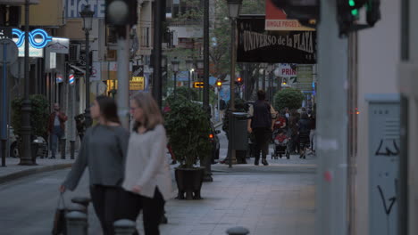 Calle-Animada-Con-Tráfico-De-Coches-Y-Personas-En-Alicante,-España.