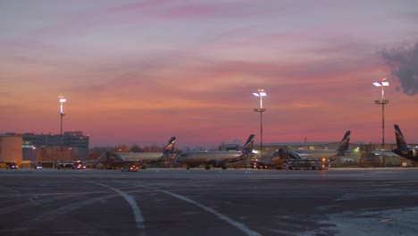 Bereich-Des-Flughafens-Scheremetjewo-Mit-Flugzeugen-Und-Fahrzeugen-Im-Morgengrauen-Im-Winter