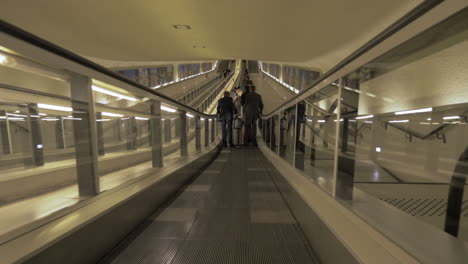 Menschen-Auf-Dem-Fahrsteig-Am-Flughafen-Charles-De-Gaulle-In-Paris,-Frankreich