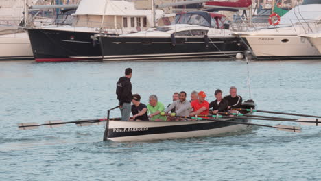 Bote-De-Remos-Navegando-En-El-Puerto-De-Alicante,-España.