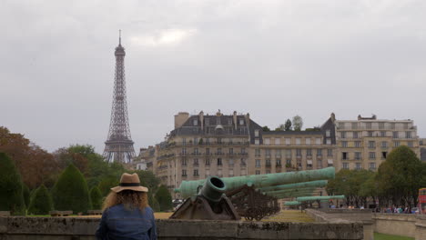 Vista-De-París-Con-La-Torre-Eiffel-Y-Viejos-Cañones-Cerca-De-Les-Invalides-Francia