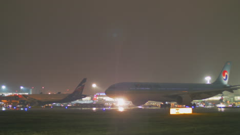 Salida-Del-Avión-De-Korean-Air-Desde-El-Aeropuerto-De-Sheremetyevo-En-Moscú-Por-La-Noche