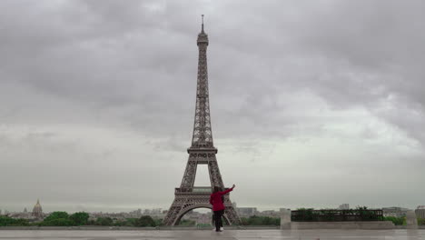 Female-tourists-at-the-observation-deck-overlooking-Eiffel-Tower-Paris