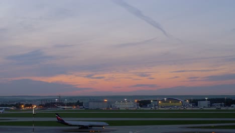 Flugzeuge-Fahren-Am-Flughafen-Scheremetjewo-In-Der-Abenddämmerung-Moskau