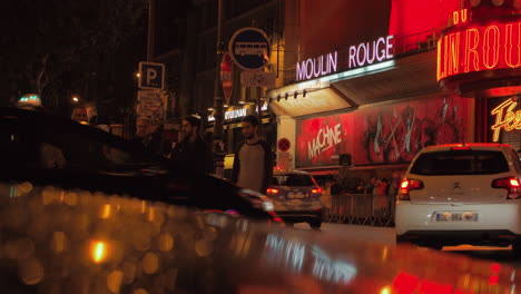 Gente-Y-Coches-En-La-Calle-Nocturna-Con-El-Famoso-Moulin-Rouge-De-París.