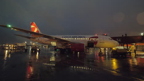 Nachtansicht-Des-Flugzeugs-Der-Tschechischen-Fluggesellschaft,-Das-Zum-Entladen-Des-Gepäcks-Bereit-Ist