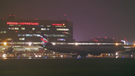 Aeroflot-Flugzeuge,-Die-In-Der-Nähe-Von-Terminal-F-Des-Flughafens-Scheremetjewo-Rollen,-Nachtansicht