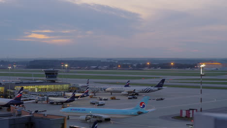 Terminal-D-Del-Aeropuerto-Sheremetyevo-A-última-Hora-De-La-Tarde-Moscú-Rusia